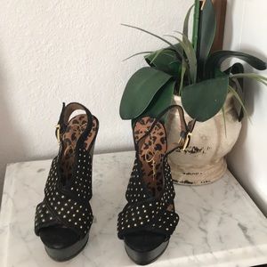 I’m selling a pair of black heels 5 inches tall.